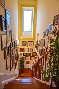欧瓦Vintage Balcony Guesthouse的墙上有一堆照片的楼梯