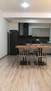 塔什干Skyscraper APARTMENT NEW AND FRESH的一间厨房,里面配有桌椅