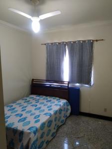 萨夸雷马Apartamento charmoso的一间小卧室,配有床和窗户