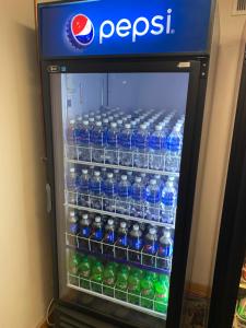 林垦Motel 6-Lincoln, NE - Airport的装满大量瓶装水的冰箱