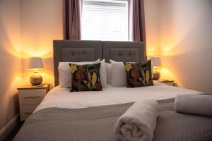 兰戈伦RiverTree House的一间卧室配有一张带两盏灯的大型白色床。