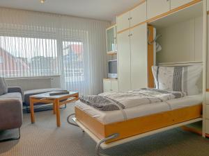 诺德奈Haus Kleemann的一间卧室设有一张床和一间客厅。