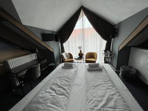 霍恩奥斯特雷兰德酒店的一张大床,位于带大窗户的房间里