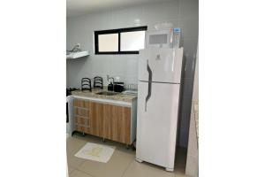 莫索罗Lindo apartamento, ao lado do Shopping Partage Nova Betânia Ed WHB的厨房配有冰箱和微波炉。