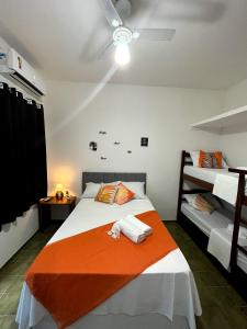 乌巴图巴Pousada Tribo Ubatuba的一间卧室配有两张床和吊扇