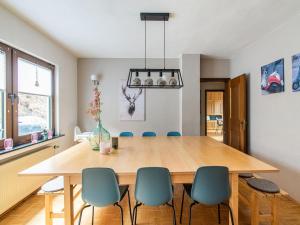 施马伦贝格Spacious holiday home with private terrace的一间带木桌和椅子的用餐室