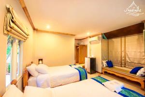 安帕瓦班南潘度假村的一间卧室设有两张床和淋浴。