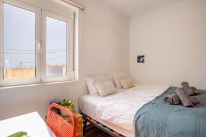 厄尔梅达诺Villa Arizona - 3-bedroom house by the sea的一间卧室设有一张床和一个窗口