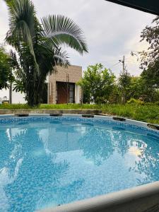 拉米萨Casa campestre Buenavista - La Mesa的一座大蓝色游泳池,位于房子前