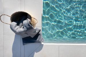 拉宾Villa TonKa with jacuzzi sauna and private pool的游泳池旁墙上的篮子
