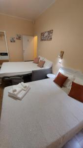 斯培西亚玛丽亚卢吉亚格南度假村的酒店客房,设有两张床和一张沙发