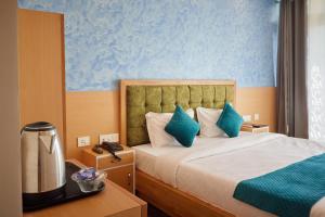 瑞诗凯诗Rajaji Delight, Rajaji National Park, Rishikesh的酒店客房的床铺拥有蓝色的墙壁