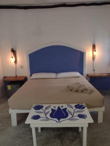 图卢姆MIO Tulum Hotel Boutique的一间卧室配有一张大床和蓝色床头板