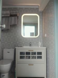 塔维拉Casa 16的浴室设有白色水槽和镜子
