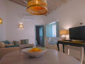 塔维拉Casa 16的一间房间,桌子上有一碗橘子