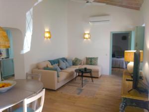 塔维拉Casa 16的客厅配有沙发和桌子