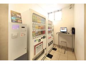 东京R & B Hotel Kamata Higashiguchi - Vacation STAY 38814v的一个带柜台的大白冰箱