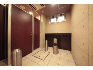 东京R & B Hotel Kamata Higashiguchi - Vacation STAY 38814v的大客房设有带卫生间的浴室