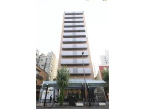 东京R & B Hotel Kamata Higashiguchi - Vacation STAY 38814v的前面有一棵树的高楼