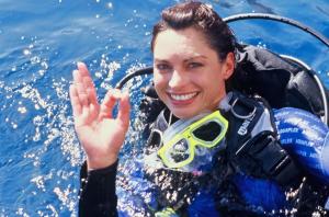 亚喀巴Arab Divers Dive Center and Bed & Breakfast的水中生命中的女人