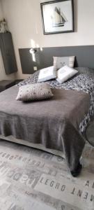 Saint-Vigor-le-GrandLes Mimosas的一间卧室配有一张带两个枕头的床