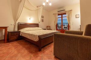 阿吉奥斯伊欧尼斯Pelagos Hotel的一间卧室配有一张床、一张沙发和一个窗口