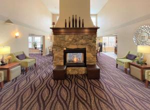 伯灵顿Smart Suites, Ascend Hotel Collection的酒店大堂设有壁炉,位于酒店客房内