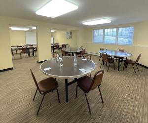 伯灵顿Smart Suites, Ascend Hotel Collection的一间会议室,里面配有桌椅