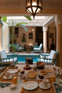 马拉喀什RIAD DAR NAOMI的客厅里一张桌子和食物