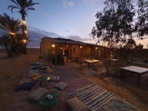 AdrouineSaharaTime Camp的夜晚沙漠中的一个帐篷