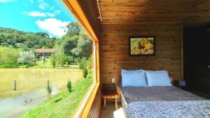 乌鲁比西Pousada Mato Verde - Urubici - SC的河景客房 - 带一张床