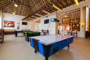 科苏梅尔科苏梅尔全包西洋酒店的一个带两张台球桌的房间的乒乓球桌