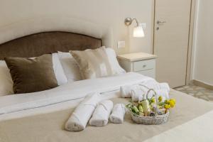 比萨Da Rita Affittacamere的一间卧室配有一张带毛巾和一篮蔬菜的床