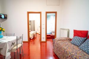 罗卡迪帕帕L'Orizzonte House-Rocca Di Papa Centro的一间带一张床和一张桌子的客厅和一间带桌子的房间