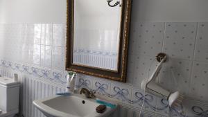 Domek na wsi的一间带水槽和镜子的浴室