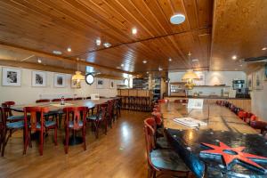 不莱梅Küstenmotorschiff Aventura的餐厅设有木制天花板的长酒吧
