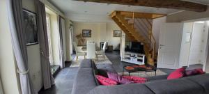 兹瓦尔姆Hermelgemhoeve - Liriope的带沙发的客厅和用餐室