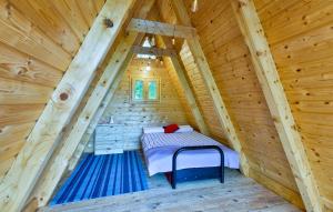 Veliki LovrečanRural Holiday Home "Rim" Ruralna kuća za odmor的小木屋内的卧室,配有一张床