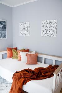 不莱梅Mediterrane Wohnung nahe HBF mit Domblick的一间卧室配有一张床铺,床上有毯子