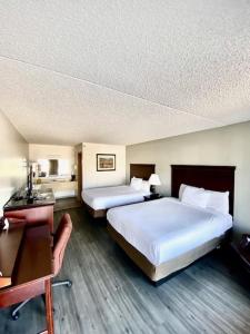 布兰森布兰森柳树酒店的酒店客房配有两张床和一张书桌