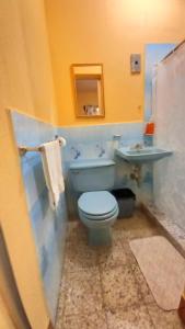 帕纳哈切尔Hotel Maya America的浴室设有蓝色的卫生间和水槽。
