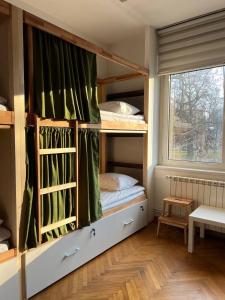 贝尔格莱德Cabbage Hostel的客房设有两张双层床和一扇窗户。