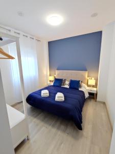 乌贝达Sol Rastro的蓝色卧室配有一张带两个枕头的大床