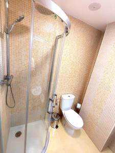 乌贝达Sol Rastro的带淋浴、卫生间和盥洗盆的浴室