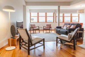 波尔图杜罗美景城市休闲公寓的客厅配有沙发和椅子