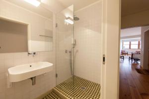 波尔图杜罗美景城市休闲公寓的一间带水槽和淋浴的浴室