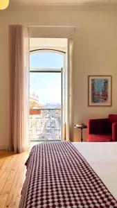 里斯本莎杜卡萨杜拜鲁旅馆的酒店客房设有一张床和一个大窗户