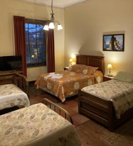 瓦尔帕莱索恩埃尔塞罗旅馆的酒店客房设有两张床和电视。