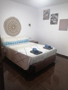 卡门港Portonovo Great Ocean的一间卧室配有一张床,上面有两条毛巾