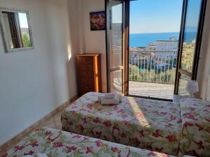 福尔米亚Via Pasquale Testa的一间卧室设有两张床和一个美景窗户。